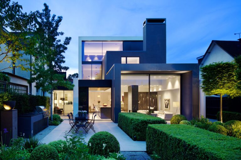 ShadesOfGreyHouse_robertdyearchitects_06_rear dusk