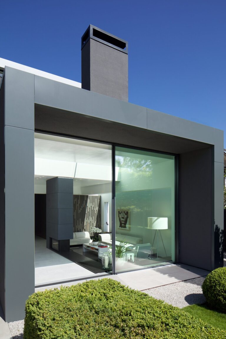ShadesOfGreyHouse_robertdyearchitects_12_rear living oblique