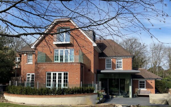 FamilyHouseTotteridgeGreen_robertdyearchitects_01_rear