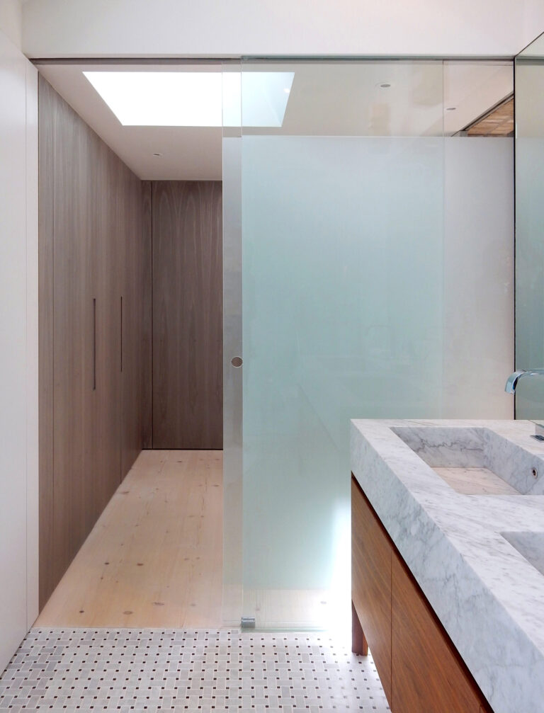 HeavyHouse_robertdyearchitects_28_dressing ensuite