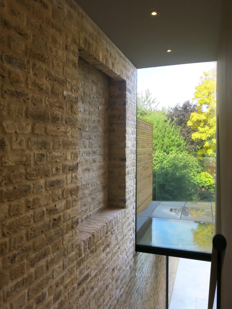 In-OutHouse_robertdyearchitects_01_stair atrium