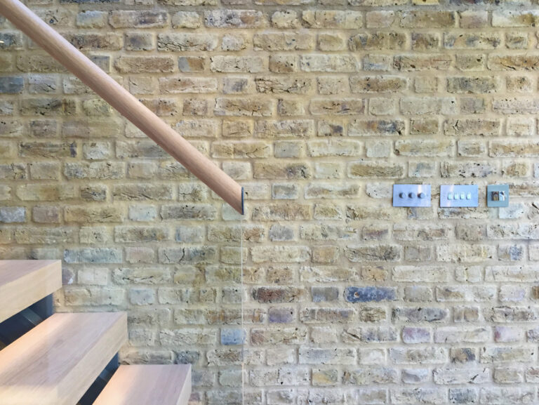 In-OutHouse_robertdyearchitects_05_stair handrail brick detail