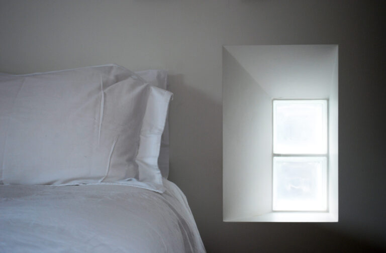 MewsHouse2_robertdyearchitects_16_bed window