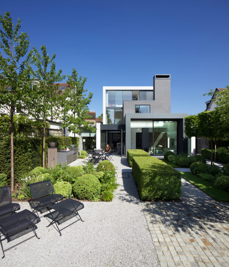ShadesOfGreyHouse_robertdyearchitects_11_rear patio path