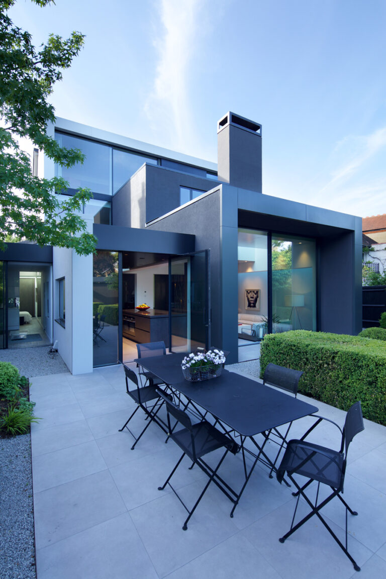 ShadesOfGreyHouse_robertdyearchitects_13_garden dining
