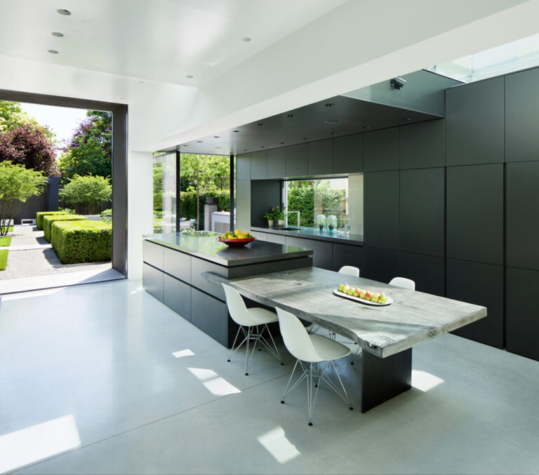 ShadesOfGreyHouse_robertdyearchitects_14_kitchen dining