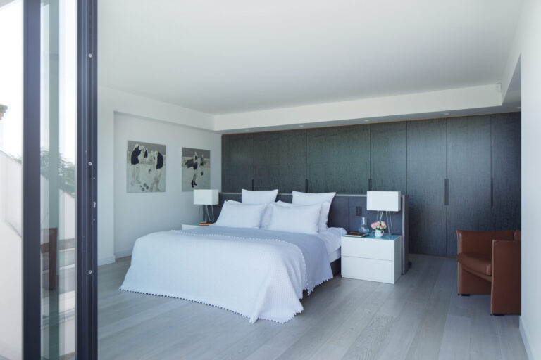 ShadesOfGreyHouse_robertdyearchitects_26_bedroom