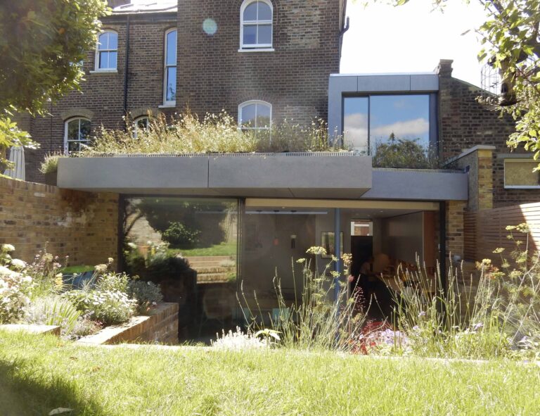 WritersHouse_robertdyearchitects_04_rear green roof
