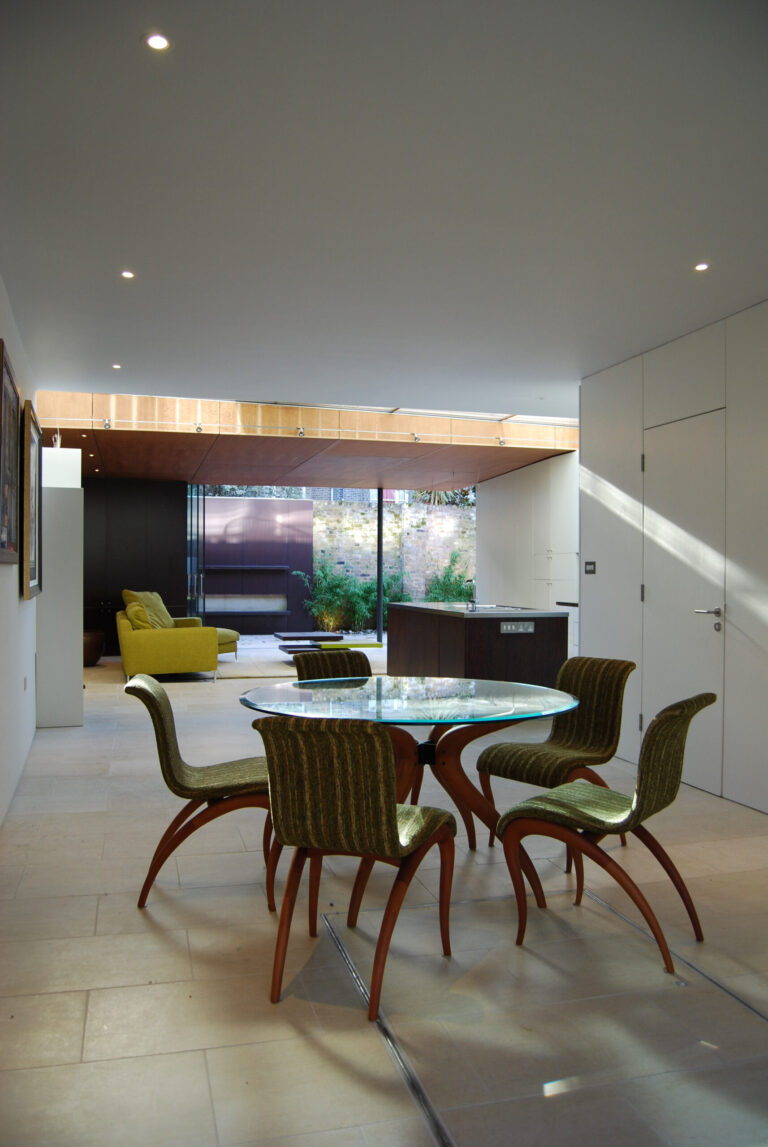 MewsHouse1_robertdyearchitects_14_dining living garden