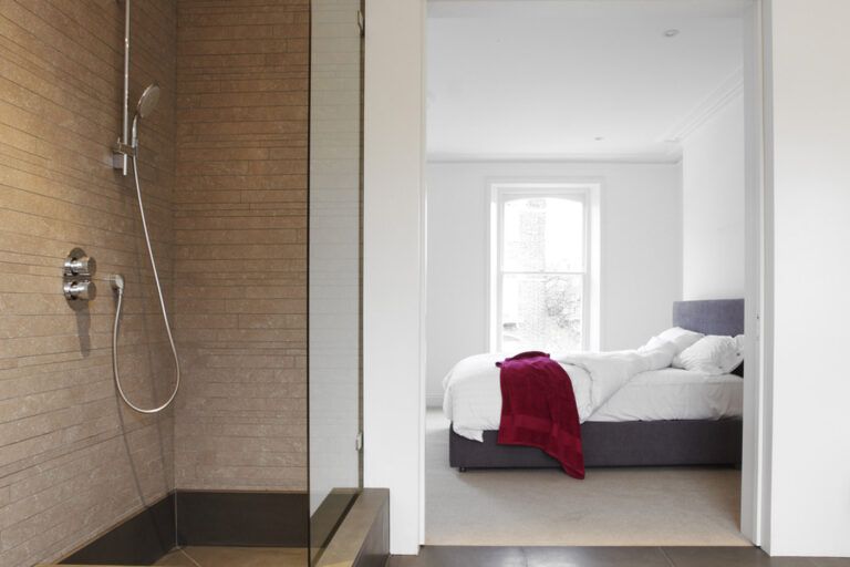 RecycledHouse_robertdyearchitects_05_bed bath