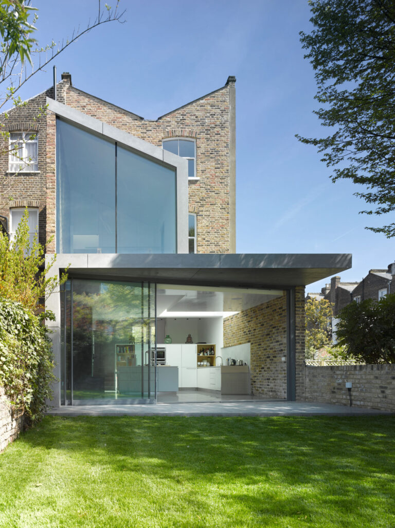 RecycledHouse_robertdyearchitects_10_rear
