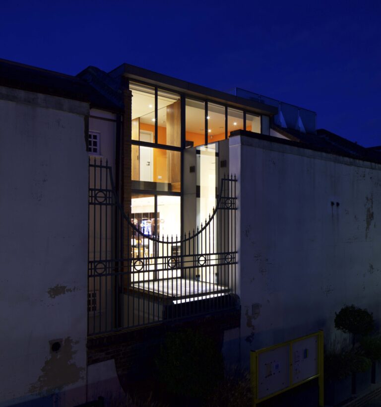 SpencerPlace_robertdyearchitects_02_night shot