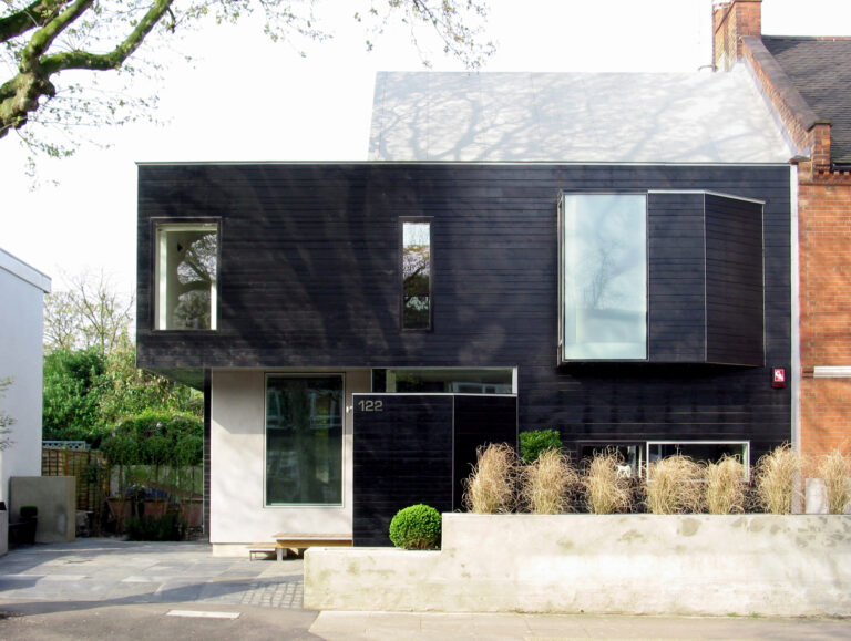 StealthHouse_roberdyearchitects_01_street front