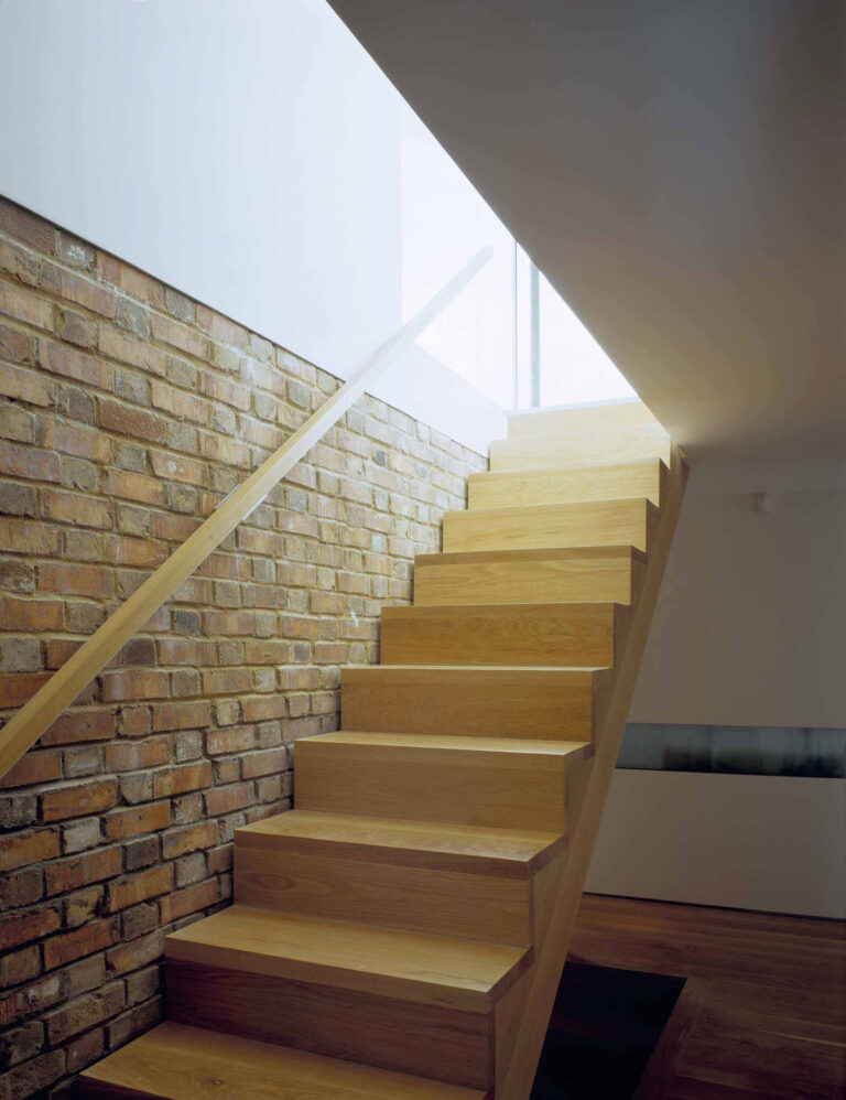 StealthHouse_roberdyearchitects_07_stair