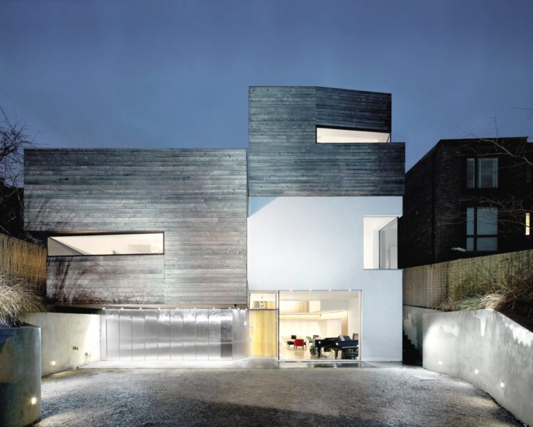 UphillHouse_robertdyearchitects_02_front dusk