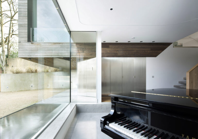 UphillHouse_robertdyearchitects_08_grand piano