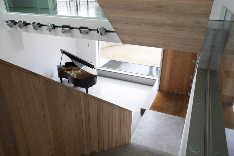 UphillHouse_robertdyearchitects_10_stair hall