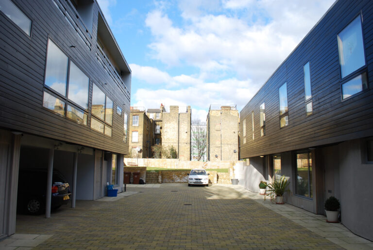 HousingMadeleineTerrace_robertdyearchitects_04_courtyard