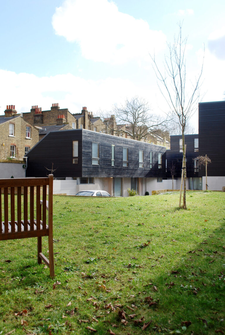 HousingMadeleineTerrace_robertdyearchitects_07_gardens