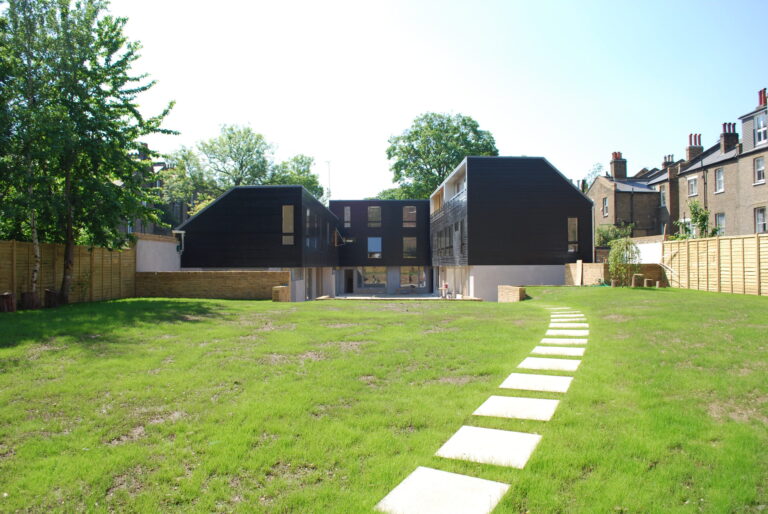 HousingMadeleineTerrace_robertdyearchitects_08_gardens