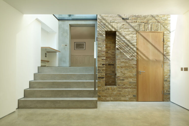 ListedHouse_robertdyearchitects_01_stair