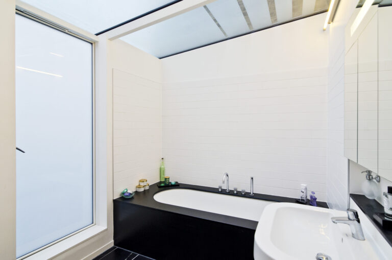 RoderickRd_robertdyearchitects_06_bathroom