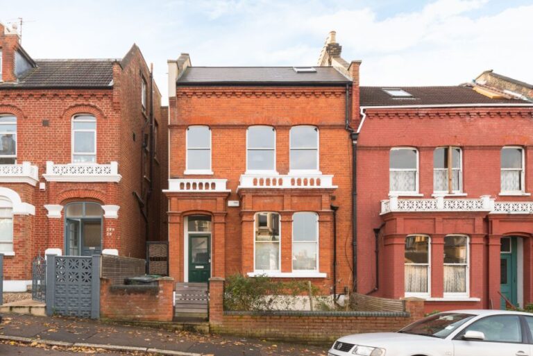 WomersleyRd_robertdyearchitects_09_front